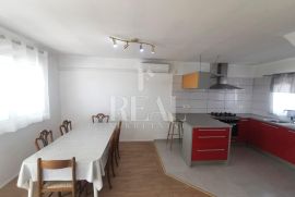 Vodice samostojeća kuća P+1 s mogućnošću nadogradnje kata, Vodice, House