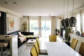 Moderno uređen dvoetažni stan sa garažom, okućnicom u zelenilu sa roštiljem i dijelom za druženje, Matulji, Διαμέρισμα