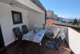 SENJ, STINICA, stan s garažom na prvom katu, balkon, pogled more, Senj, Apartamento