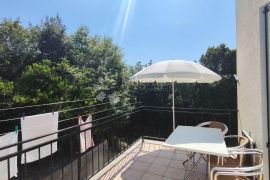 Odličan 1S+DB, balkon, parking, Omišalj, شقة