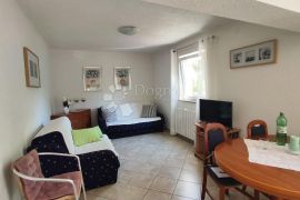 Odličan 1S+DB, balkon, parking, Omišalj, شقة