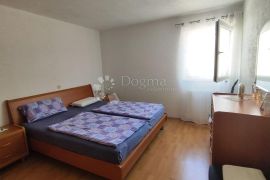 Odličan 1S+DB, balkon, parking, Omišalj, شقة