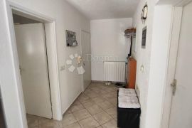 Odličan 1S+DB, balkon, parking, Omišalj, شقة