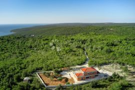 EKSKLUZIVNA VILA S BAZENOM NA OSAMI BLIZU MORA!, Marčana, House