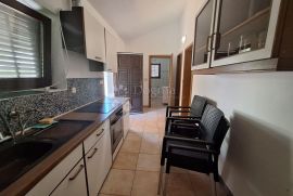 SAMOSTOJEĆA KUĆA SA 3 APARTMANA, Baška, بيت