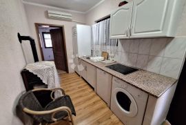 SAMOSTOJEĆA KUĆA SA 3 APARTMANA, Baška, Ev