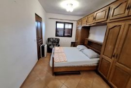 SAMOSTOJEĆA KUĆA SA 3 APARTMANA, Baška, Дом