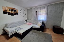 SAMOSTOJEĆA KUĆA SA 3 APARTMANA, Baška, بيت