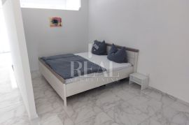 RAB-STUDIO APARTMAN OD 46 m2 U PRIZEMLJU MANJEG OBJEKTA SA PRIPADAJUĆIM PARKIRNIM MJESTOM I OKUĆNICOM OD 100 m2, Rab, Appartment