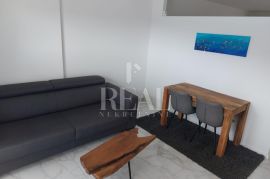 RAB-STUDIO APARTMAN OD 46 m2 U PRIZEMLJU MANJEG OBJEKTA SA PRIPADAJUĆIM PARKIRNIM MJESTOM I OKUĆNICOM OD 100 m2, Rab, Appartment