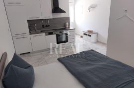 RAB-STUDIO APARTMAN OD 46 m2 U PRIZEMLJU MANJEG OBJEKTA SA PRIPADAJUĆIM PARKIRNIM MJESTOM I OKUĆNICOM OD 100 m2, Rab, Appartement