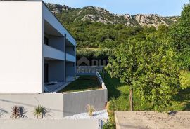 OTOK KRK, BAŠKA (okolica) - Stan 2S+DB u novogradnji s terasom i 2 parkirna mjesta, Baška, Appartement