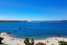 PAG,POVLJANA - Kvalitetna kuća s dva apartmana 50 metara od plaže, Pag, Σπίτι