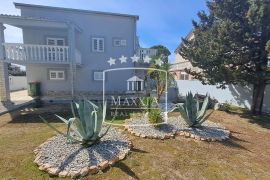 Sabunike - kuća 247m2, 750m od mora! 459000€, Privlaka, Maison