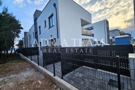 AKCIJA!! APARTMANI S PRIVATNIM PUTEM DO PLAŽE, NOVOGRADNJA, 1. RED DO MORA - VIR, JUŽNA STRANA, Vir, Appartement