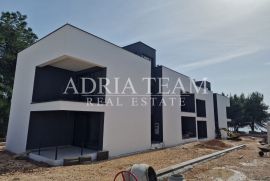 AKCIJA!! APARTMANI S PRIVATNIM PUTEM DO PLAŽE, NOVOGRADNJA, 1. RED DO MORA - VIR, JUŽNA STRANA, Vir, شقة