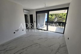 AKCIJA!! APARTMANI S PRIVATNIM PUTEM DO PLAŽE, NOVOGRADNJA, 1. RED DO MORA - VIR, JUŽNA STRANA, Vir, Διαμέρισμα