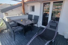 OTOK KRK, VRBNIK - kuća s dva odvojena apartmana, Vrbnik, Famiglia