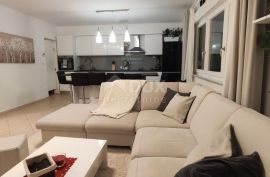 OPATIJA, PUŽI - stan 70 m2 2S+DB + okućnica + 2 parkirna mjesta! PRILIKA!, Matulji, Kвартира