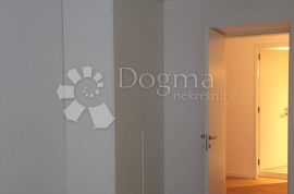 NOVO ADAPTIRAN STAN!!, Rijeka, Appartment