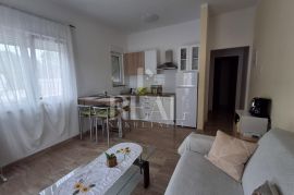 Pula-Veli vrh apartmanska kuća 260m2 sa grijanim bazenom !, Pula, House