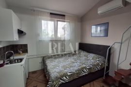 Pula-Veli vrh apartmanska kuća 260m2 sa grijanim bazenom !, Pula, Дом