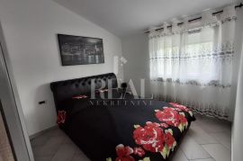 Pula-Veli vrh apartmanska kuća 260m2 sa grijanim bazenom !, Pula, Дом