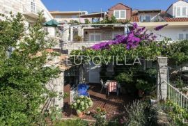 Lapad, dvojna kuća sa prekrasnim pogledom na atraktivnoj lokaciji, Dubrovnik, Famiglia