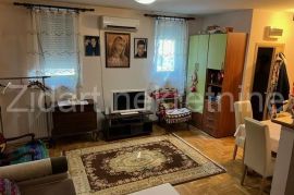 Altina, 38m2, 1.5, prodaje se namešten, Zemun, Appartement