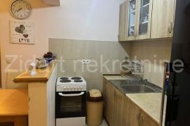 Altina, 38m2, 1.5, prodaje se namešten, Zemun, Apartamento