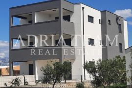 APARTMAN U NOVOGRADNJI, POGLED NA MORE, VRT 240 m2 - POVLJANA, PAG, Povljana, Διαμέρισμα