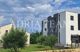 APARTMAN U NOVOGRADNJI, POGLED NA MORE, VRT 240 m2 - POVLJANA, PAG, Povljana, Apartamento