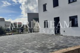 APARTMAN U NOVOGRADNJI, POGLED NA MORE, VRT 240 m2 - POVLJANA, PAG, Povljana, Stan