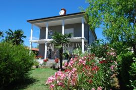 Istra, Umag, okolica - lijepa prostrana kuća na izuzetno mirnoj lokaciji, Umag, Ev