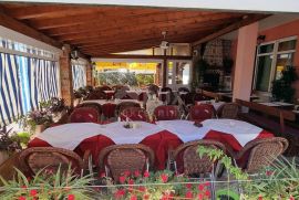 NOVI VINODOLSKI - Zgrada s restoranom, 4 apartmana, 4 sobe, garažom i okućnicom, Novi Vinodolski, Kuća