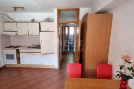 NOVI VINODOLSKI - Zgrada s restoranom, 4 apartmana, 4 sobe, garažom i okućnicom, Novi Vinodolski, House