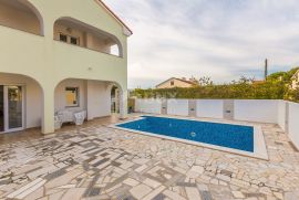 OTOK KRK, MALINSKA - vila s bazenom i pogledom na more, Malinska-Dubašnica, House