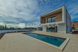 Istra, Buje-Kaštel, vila 166m2 sa bazenom, Buje, Ev