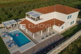 Barban, jedinstvena samostojeća pasivna kuća NKP 320 M2 na velikoj okućnici, Barban, Casa