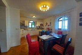 OPATIJA, POLJANE - Prilika! Prekrasna kuća i 2 građevinska terena (3600m2) s panoramskim pogledom, Opatija - Okolica, Famiglia