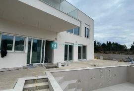 ŠIBENIK-BILICE, novo, luksuzna villa, 2 odvojena stana, 400 m od mora, Šibenik - Okolica, Maison