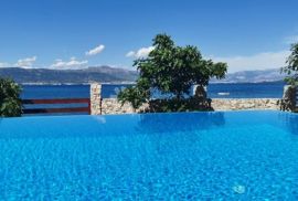 Kuća sa direktnim izlazom na plažu,Slatine, Split - Okolica, Дом