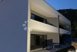 NOVOGRADNJA, APARTMAN U PRIZEMLJU SA OKUĆNICOM OD 135 M2, Baška, Διαμέρισμα