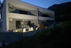 NOVOGRADNJA, APARTMAN U PRIZEMLJU SA OKUĆNICOM OD 135 M2, Baška, Flat