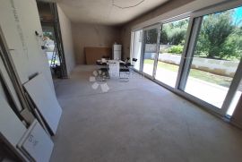 NOVOGRADNJA, APARTMAN U PRIZEMLJU SA OKUĆNICOM OD 135 M2, Baška, Διαμέρισμα