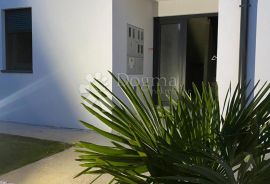 NOVOGRADNJA, APARTMAN U PRIZEMLJU SA OKUĆNICOM OD 135 M2, Baška, Διαμέρισμα