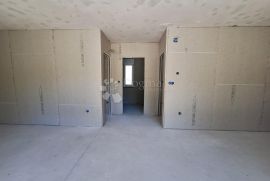 NOVOGRADNJA, APARTMAN U PRIZEMLJU SA OKUĆNICOM OD 135 M2, Baška, Διαμέρισμα