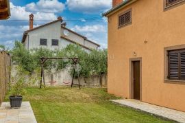 PREKRASNA SAMOSTOJEĆA KUĆA S DVA STANA I BAZENOM U LOBORICI, Marčana, House