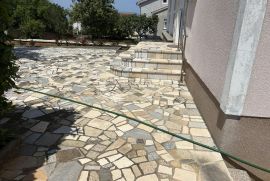 OTOK KRK-Kuća s tri stambene jedinice i garažom, Malinska-Dubašnica, Casa