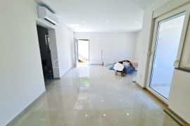 IZVANREDNA PRILIKA - IZVANREDAN STAN NA MIRNOJ LOKACIJI!, Crikvenica, Appartement